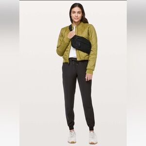 Lululemon On The Fly Jogger
Black size 6